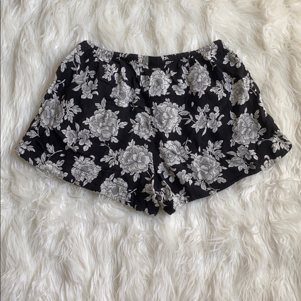 Brandy Melville | Remi Floral Shorts - Picture 3 of 5